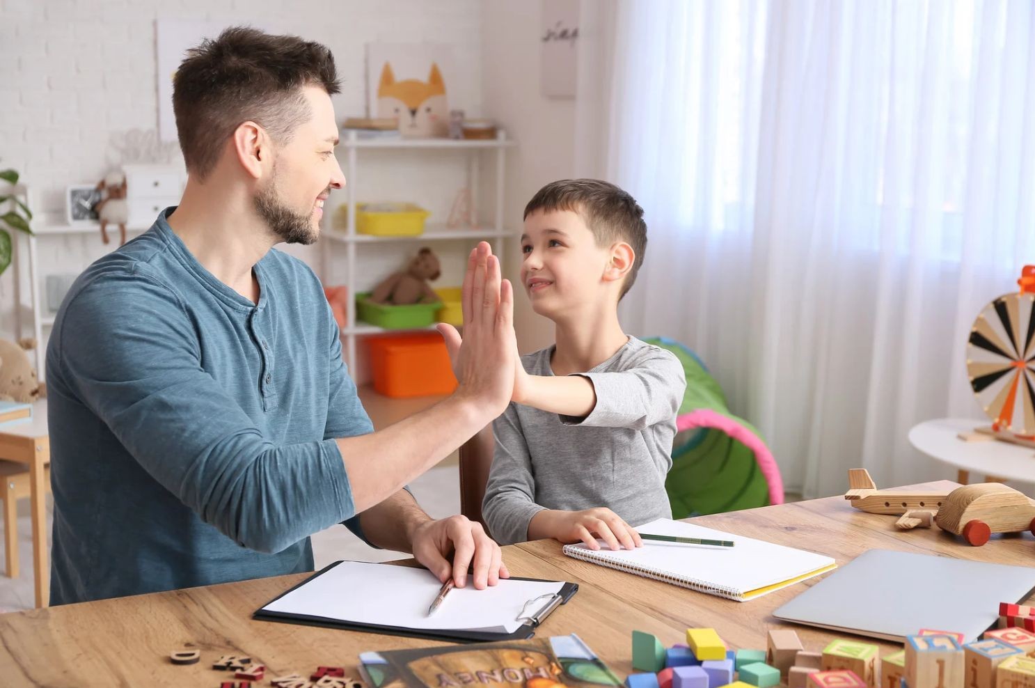 comment fonctionne le répit TSA à domicile (1) à propos du répit TSA à domicile : un éducateur joue avec un enfant